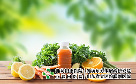 攝圖網_300127981_健康的飲食,食物,節食素食的瓶子與胡蘿卜汁,水果蔬菜木制桌子上綠色的自然背景裝胡蘿卜汁水果蔬菜的瓶子裝（企業商用）