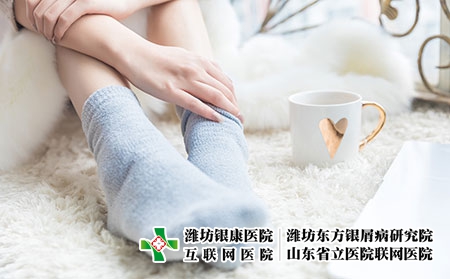 攝圖網(wǎng)_501130603_美女居家腳部保暖（企業(yè)商用）