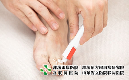 攝圖網(wǎng)_501661624_腳部涂抹藥膏（企業(yè)商用）