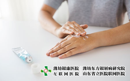 攝圖網(wǎng)_300119676_醫(yī)學(xué),醫(yī)療保健人的密切婦女的手應(yīng)用奶油治療藥膏用奶油治療藥膏雙手（企業(yè)商用）