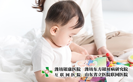 攝圖網(wǎng)_501154824_嬰兒翻閱書籍（企業(yè)商用）