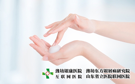 攝圖網_500745596_手上涂保濕霜的女人（企業商用）