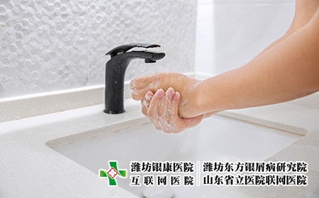 攝圖網_501356052_男性衛生間洗手（企業商用）