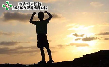 濰坊銀屑病醫(yī)院帶您了解兒童銀屑病的病因、治療注意